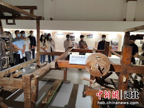 图为民众参观博物馆。 甄亚军 摄